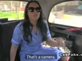 बस्टी यूके नर्स टक्कर लगी है में एक cab