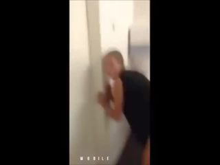 Chav golpeado en público toilets