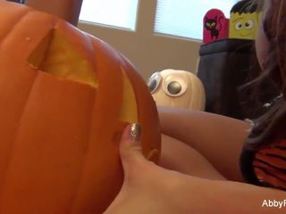 אביגיל carves א pumpkin לאחר מכן מקבל את ב ה אי סדר אביגיל