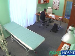 Fakehospital 간호사 treats 환자 전에 섹스 영화