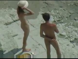Pareja folla en desnuda playa