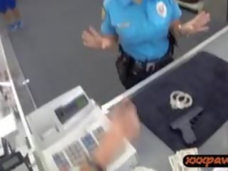 Ms αστυνομία αξιωματικός παίρνει καρφωμένα σε ένα pawnshop να κερδίζω λεφτά