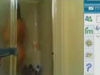 Strumpet adolescente showering durante su cámara corriente
