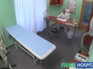 Fakehospital medisinsk person solves våt fitte problem