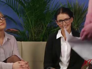 Dos guapa niñas ver chico squirting su carga durante un entrevista