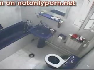 2795 - nyaman gadis kencing di tersembunyi toilet kamera