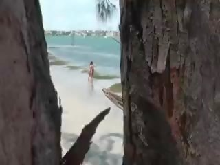 Due appassionato bikini spiaggia babes peeped su e prende pestate