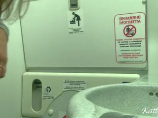 Risky masturbação e a mijar em o airplane quarto de banho