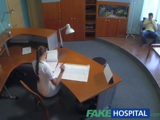 Fakehospital ארוטי אחות heals חולה עם קשה משרד מבוגר אטב
