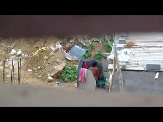 India mujer bañándose al aire libre