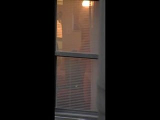 Bewitching tetangga jendela orang yang menikmati melihat seks