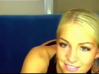 Nydelig blond onanerer på webkamera