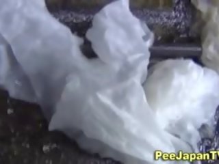 Японська дівчинки urinating спіймана на стрічка