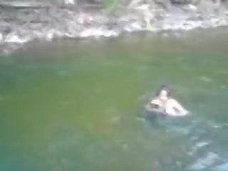 مثير و مفلس الهاوي في سن المراهقة enchantress سباحة عار في ال نهر - fuckmehard.club