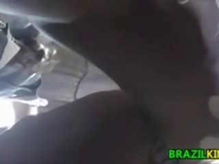 Opp skjørtet av en brasiliansk unge hunn i offentlig