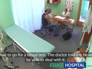 Fakehospital vejít se zdravotní sestra saje a fucks tělo builder