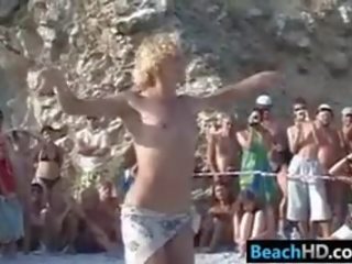 Lányok nál nél egy nudista tengerpart