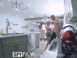 Spyfam nóng đến trot bước đi sis lá dương vật giả trong dishwasher