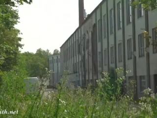 Jeny smith bez apakšbiksītes uz abandoned factory. reāls valdzinoša advanture