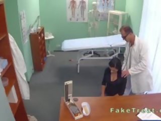 Krásne pacient saje lekári člen