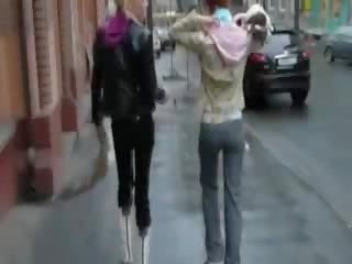 Dois russa beleza em o rua