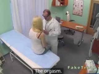 Sensuell blond knulling medisinsk person
