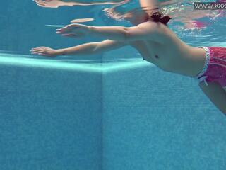 Offentlig rented svømming basseng til du buddies med babe dee