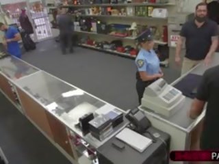 Morena latina consigue pawned en la tienda